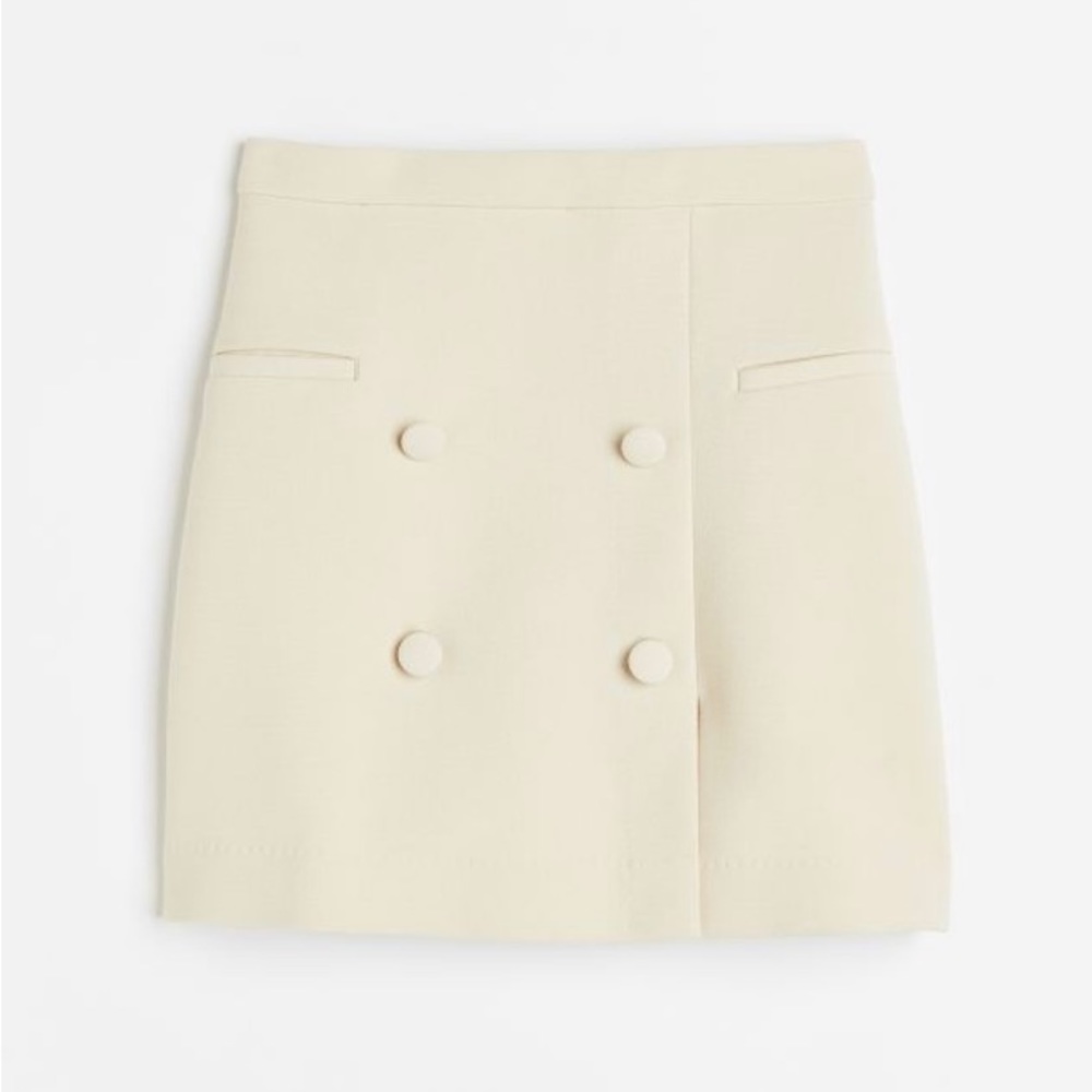 Short fitted skirt